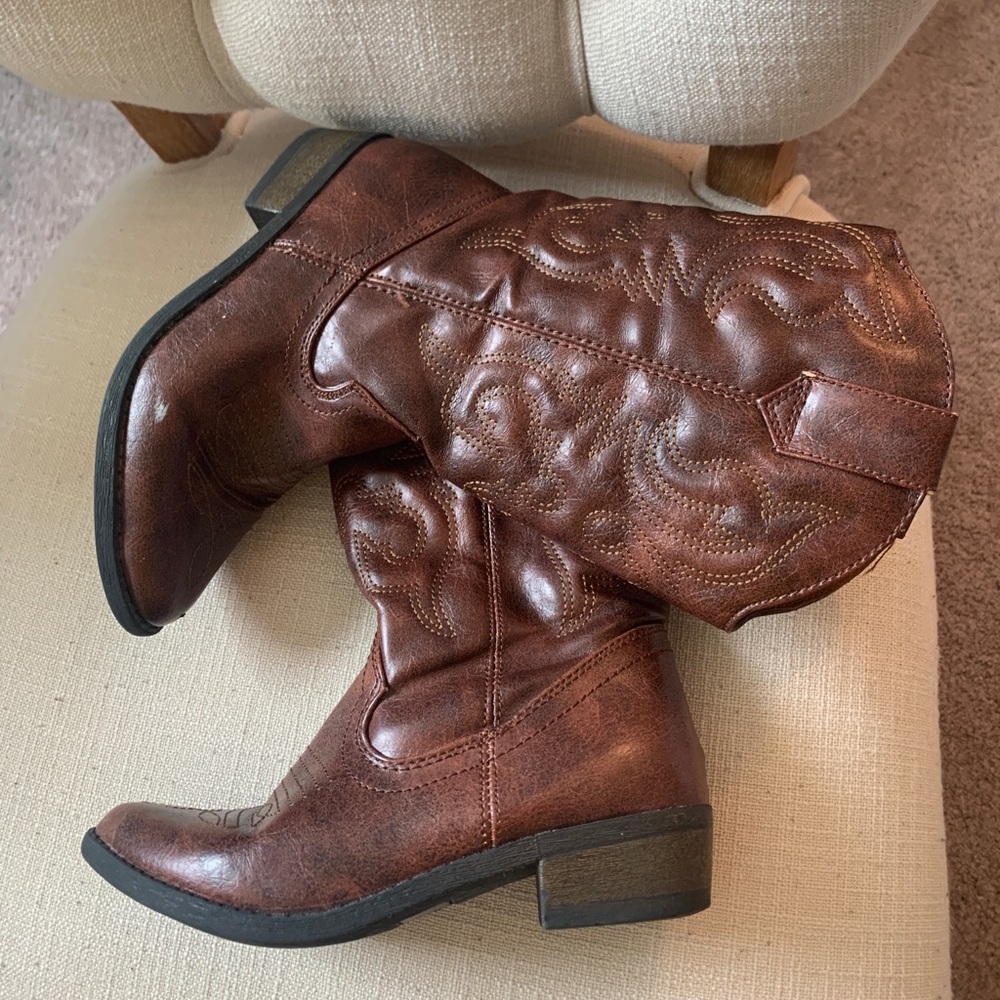 Girls size 2 cowboy boots !!